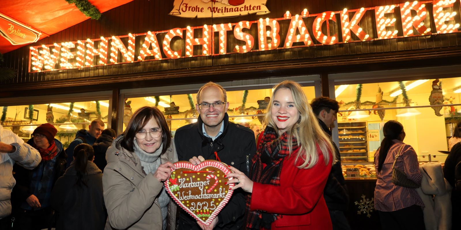 Endlich wieder Glühwein und Schmalzgebäck: Harburger Weihnachtsmarkt ist eröffnet
