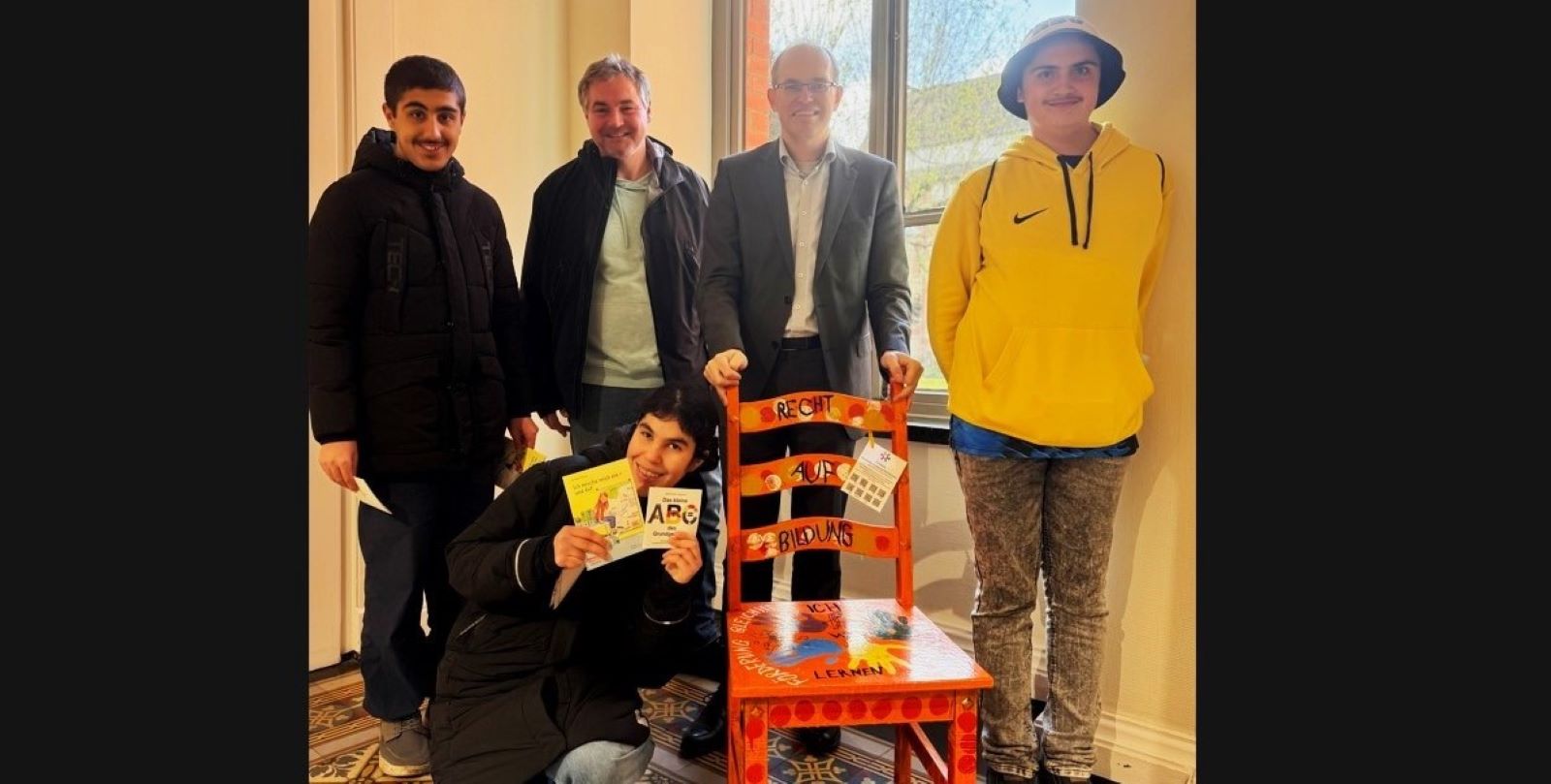 Platz für Kinderrechte: Schule Elfenwiese übergibt bunten Stuhl an Bezirksamtsleiter