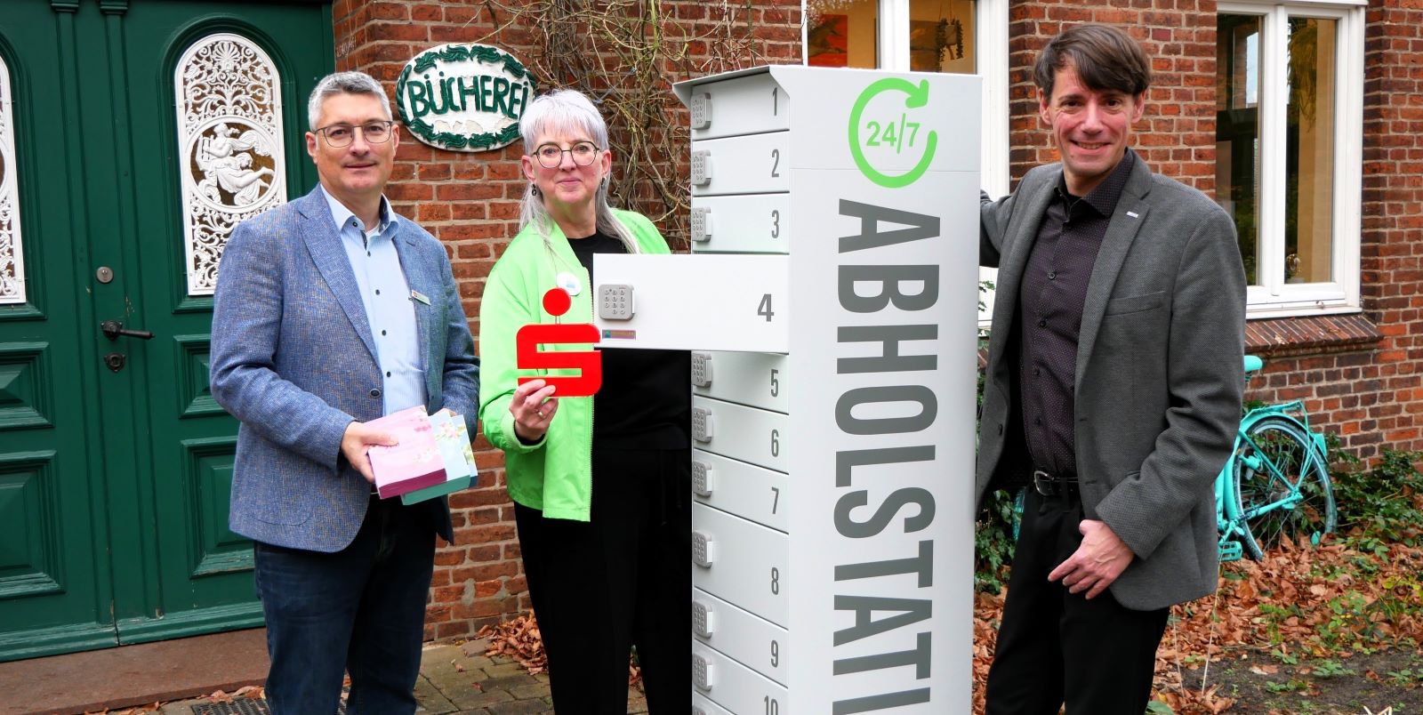 Bücherei Stelle: Sparkasse ermöglicht die neue Outdoor-Abholstation