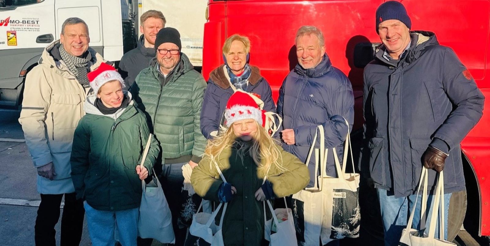 Auf Raststätte "gestrandet": Harburger Rotarier verteilen Weihnachtstüten an Lkw-Fahrer