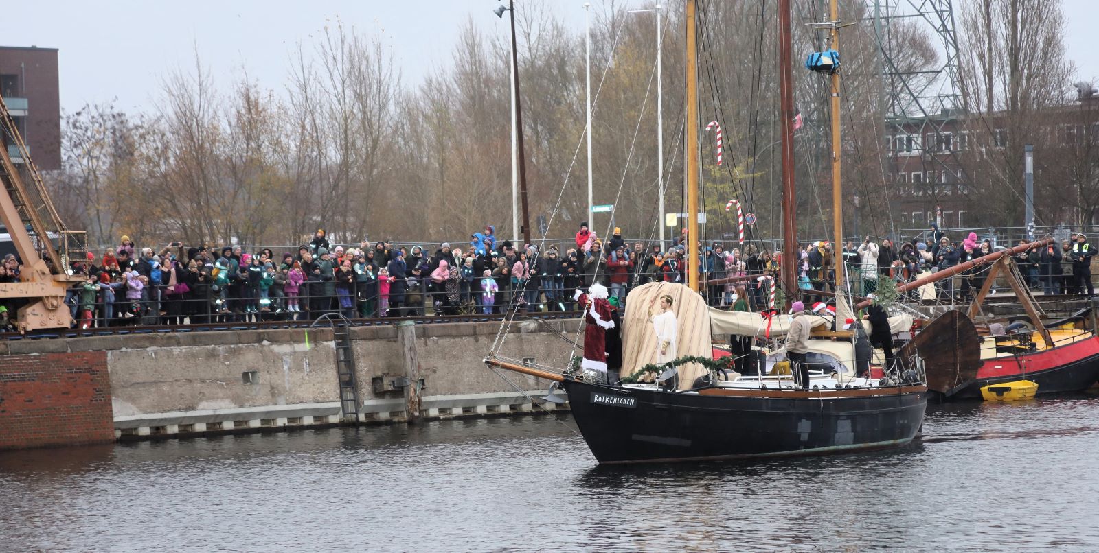 Nikolaus kommt per Schiff nach Harburg: Hunderte Kinder sind total begeistert