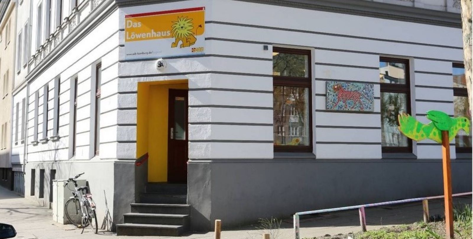 Sicher durch die Dunkelheit: SiKo-Harburg übergibt 50 Warnwesten ans Löwenhaus