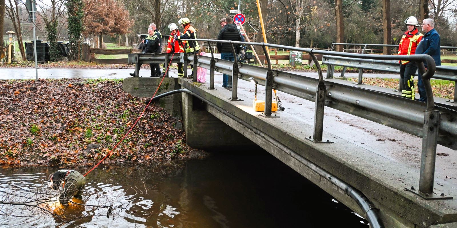 Zufallsfund im Seevekanal: Bergung eines Hammers führt zu Schmuck-Schatz