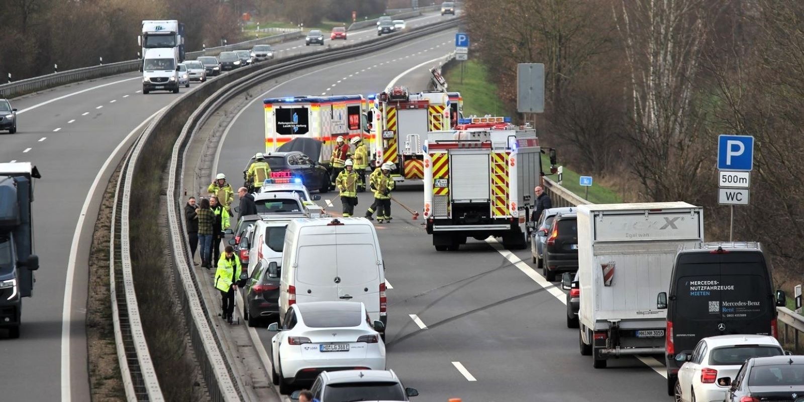 Verkehrsunfall auf der A39: Nach Reifenplatzer gegen die Leitplanke – Vollsperrung