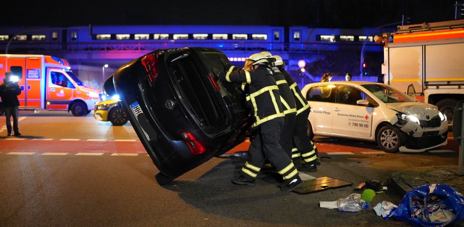 Auto überschlägt sich nach Zusammenstoß: Zwei Verletzte bei Unfall in Harburg