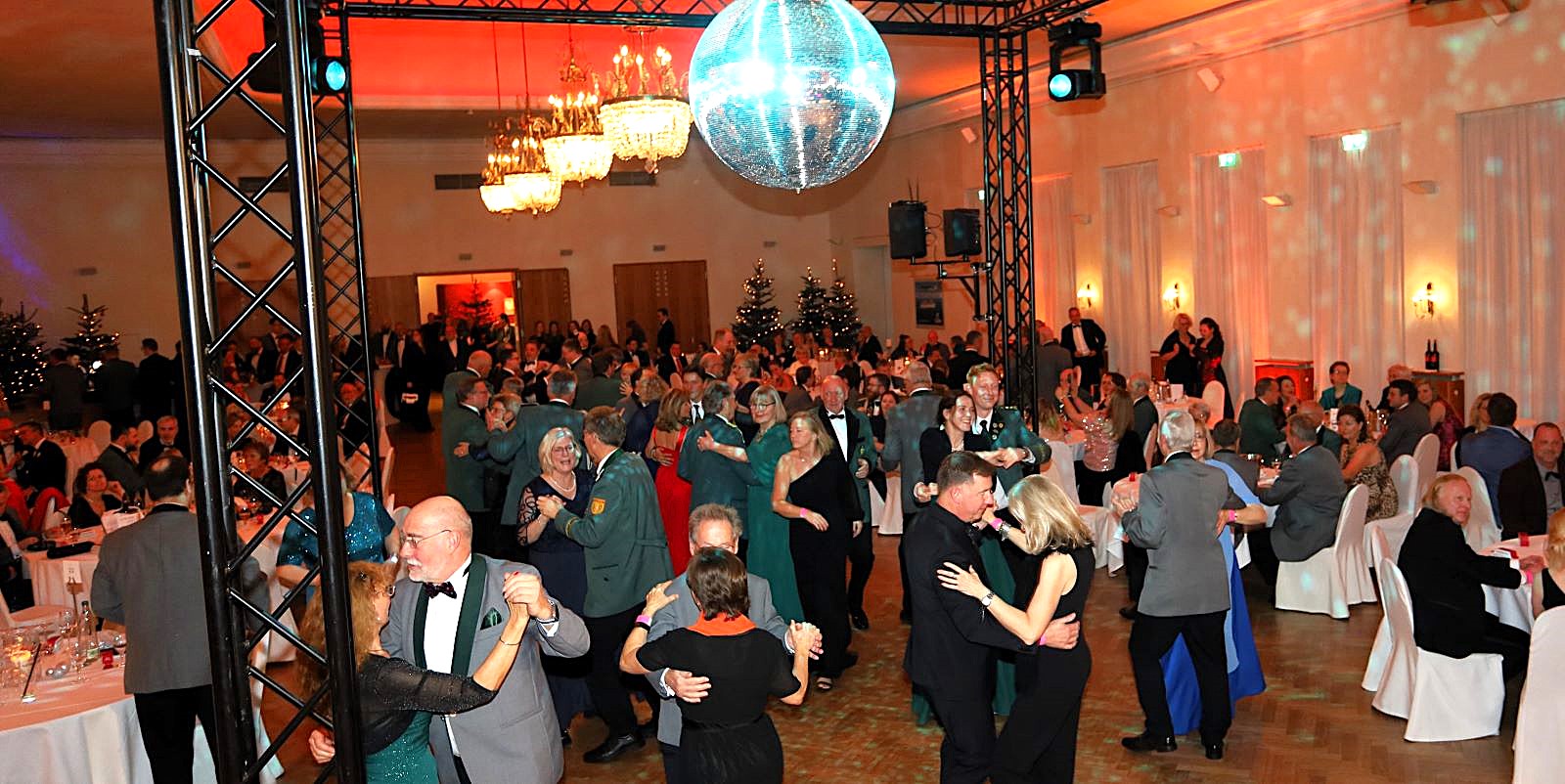 Harburgs funkelnde Ballnacht: 350 Gäste kamen zum Winterball ins Hotel Lindtner