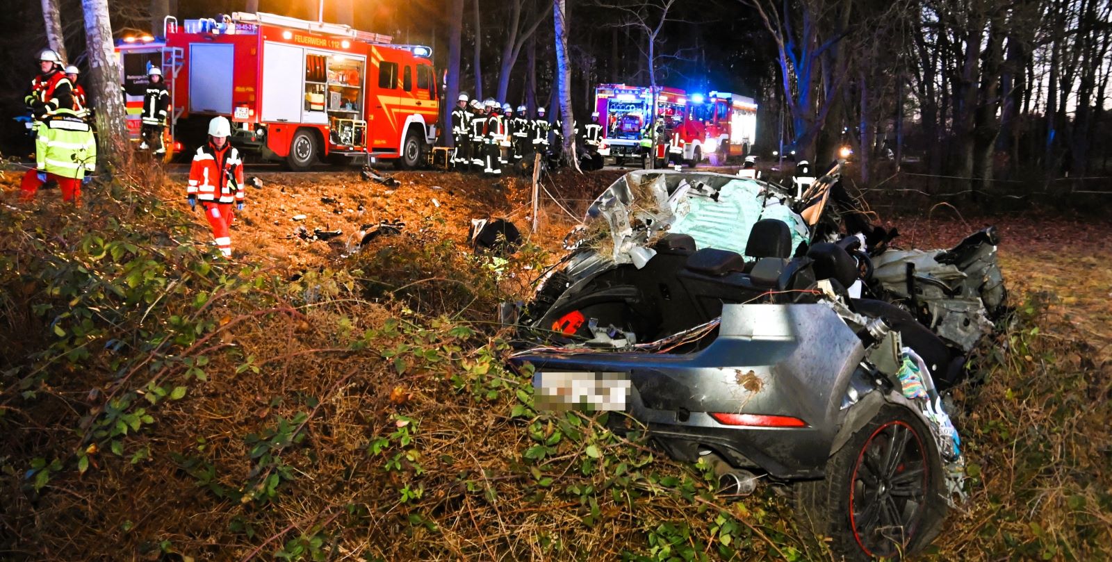 Mit dem Auto frontal gegen Baum gefahren: Schwerer Verkehrsunfall an Heiligabend