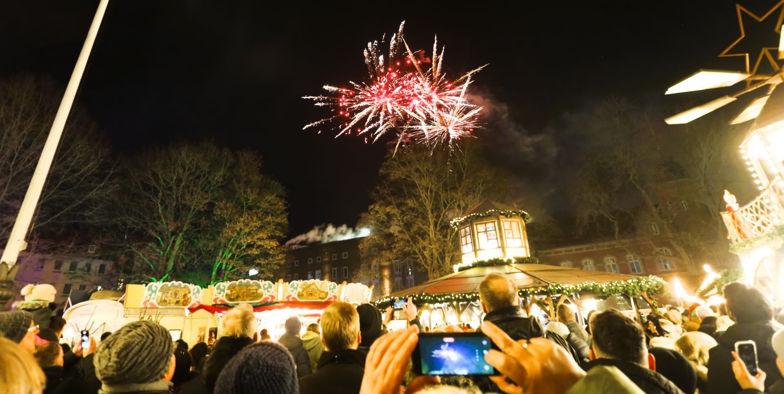 Mit einem tollen Feuerwerk ging der Harburger Weihnachtsmarkt zu Ende