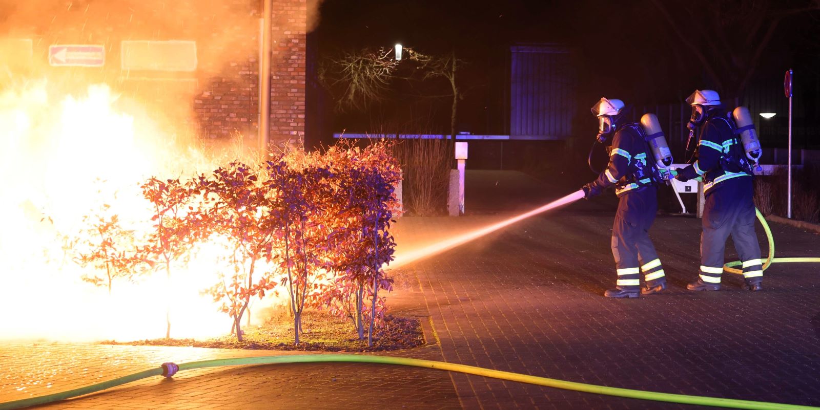 Müllcontainer in Flammen: Feuerwehr löscht Brand auf Schulgelände in Heimfeld