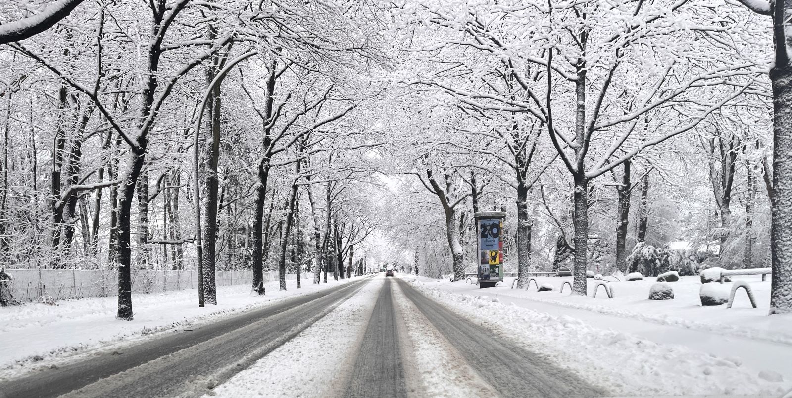 Wintereinbruch in Harburg: Die Bremer Straße (B75) zeigte sich am Sonnabendmorgen verschneit und mit sehr wenig Verkehr. Foto: Christian Bittcher