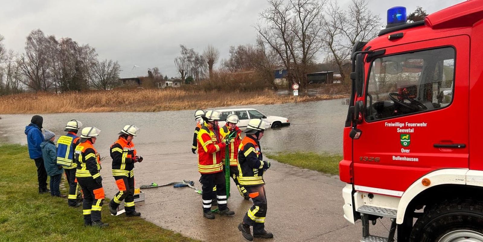 Auto von Flut eingeschlossen: Neujahrsspaziergang endet mit Feuerwehreinsatz