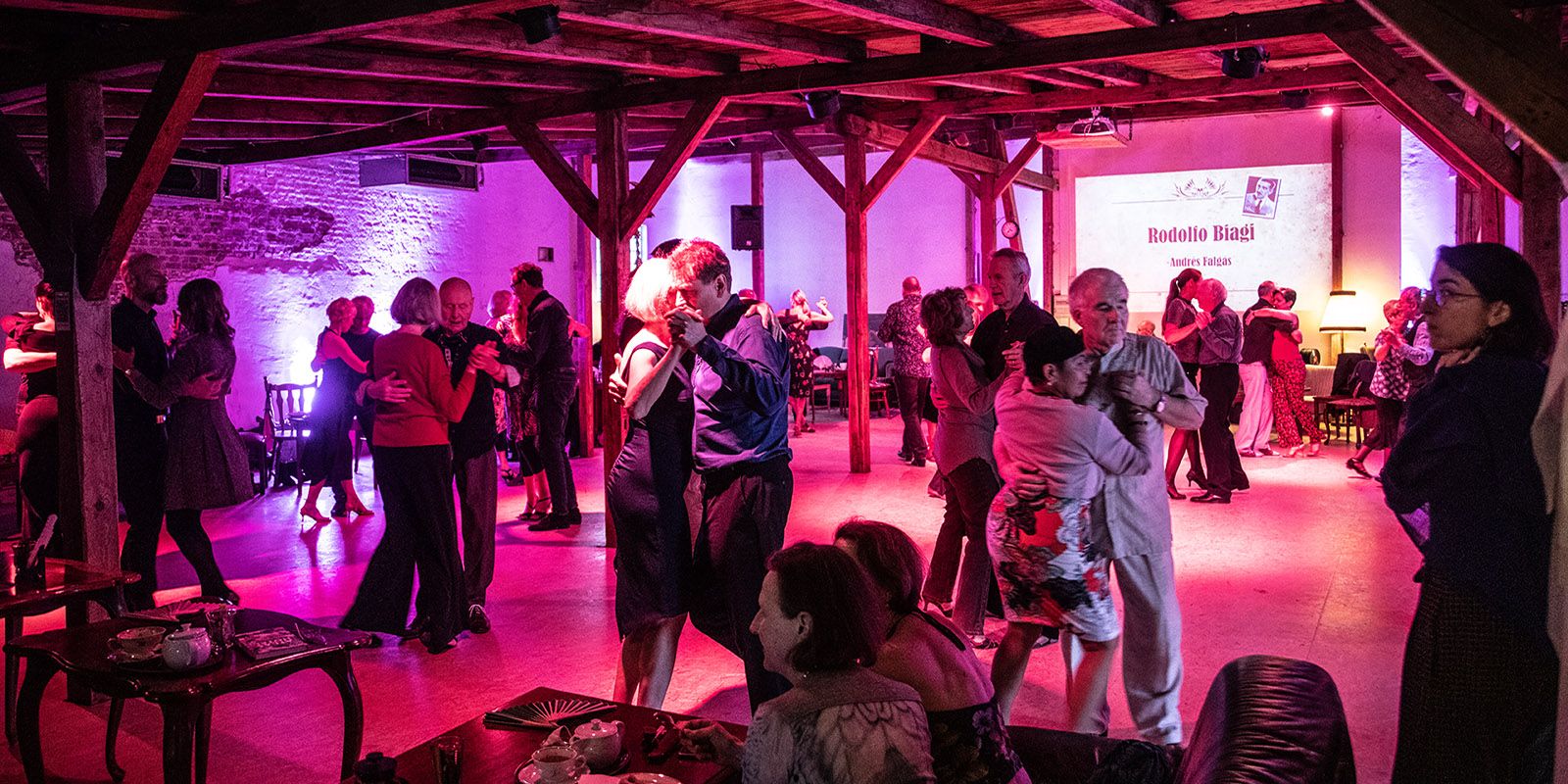 Café-Milonga: Tango-Fans treffen sich am Krummholzberg unter dem Dach