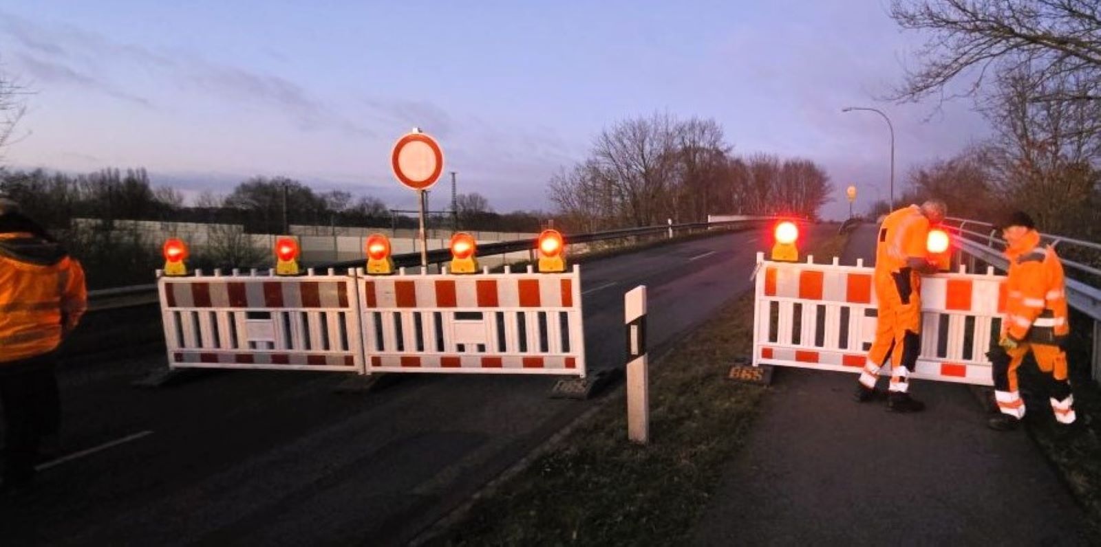 Fehlende Tragfähigkeit: Bahnbrücke an der K22 wurde komplett gesperrt