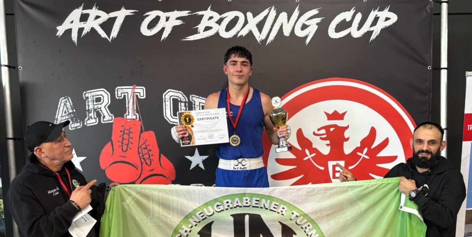 Nikolaos Kosmadakis auf dem Siegerpodest mit seinen Trainern Hüseyin Gülgün (li.) und Hasan Kiraz. Quelle: HNT Nikolaos Kosmadakis auf dem Siegerpodest mit seinen Trainern Hüseyin Gülgün (li.) und Hasan Kiraz. Foto: HNT