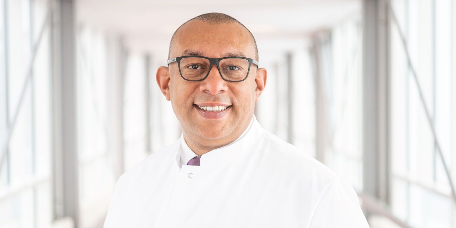 Ab April wird Prof. Dr. Aron-Frederik Popov, Chefarzt Herzchirurgie am Asklepios Klinikum Harburg. Foto: Asklepios Ab April wird Prof. Dr. Aron-Frederik Popov, Chefarzt Herzchirurgie am Asklepios Klinikum Harburg. Foto: Asklepios