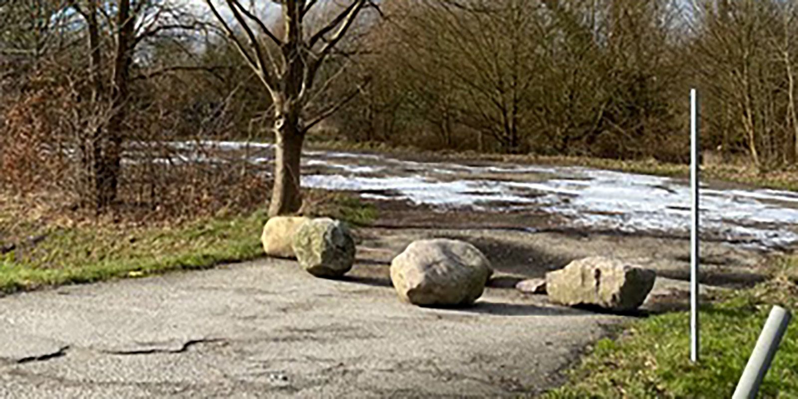 Parkplatz gesperrt: Denn die Stadt will sich nicht kümmern