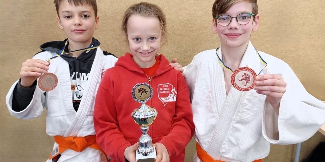 Erfolge in Holthusen: Medaillen und Pokal für Harburger Judo-Trio
