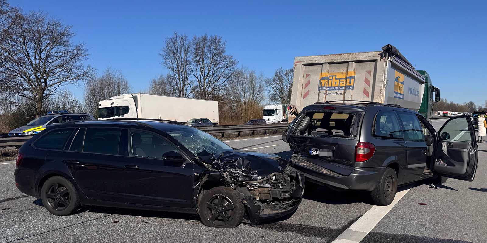 Erneut Verkehrsunfall auf der A1 mit anschließender Vollsperrung