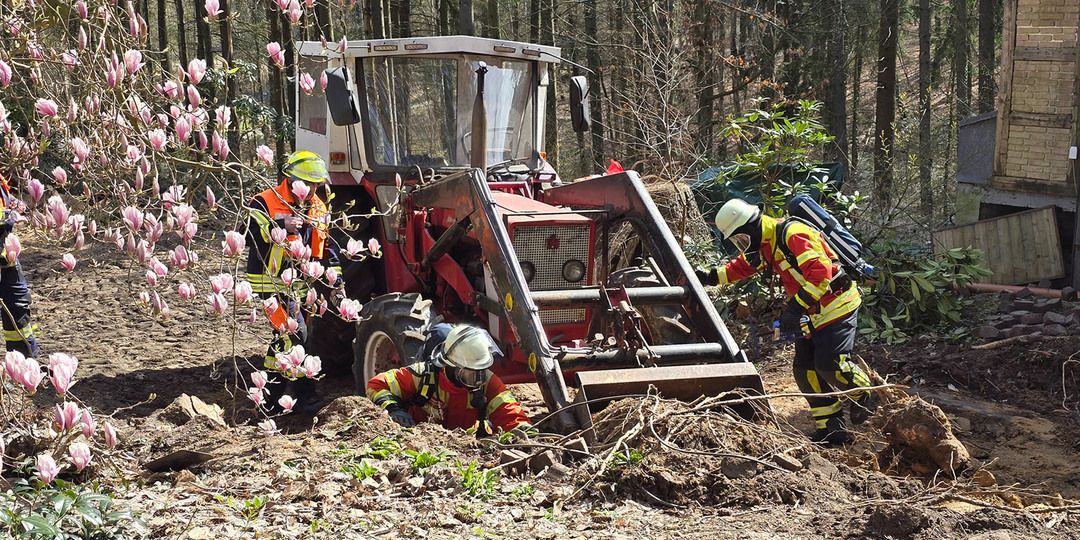Feuerwehr dichtet bei Baggerarbeiten beschädigte Gasleitung ab