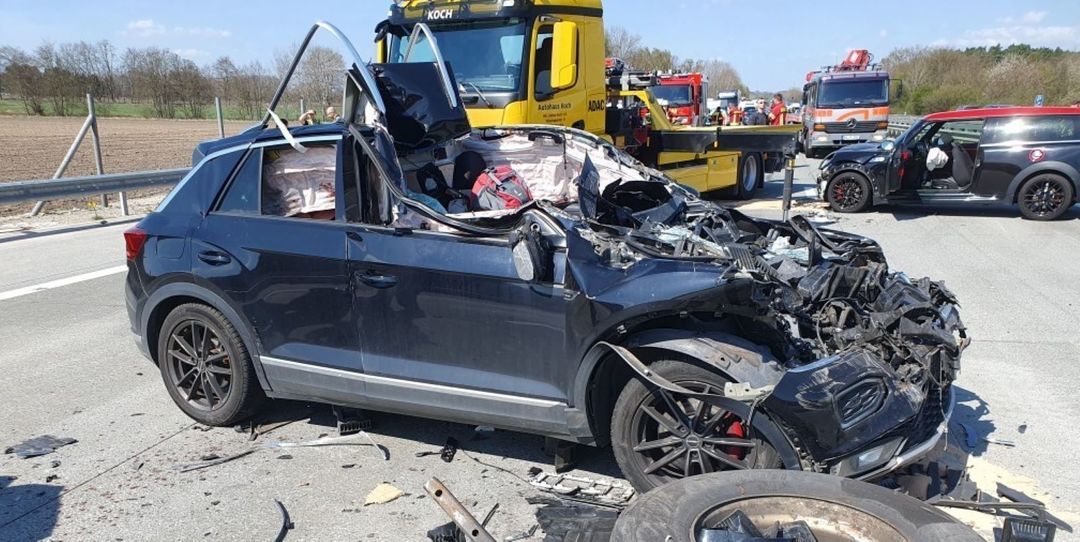 Unfall auf der A7 bei Toppenstedt: Eltern und ihr Kleinkind schwer verletzt