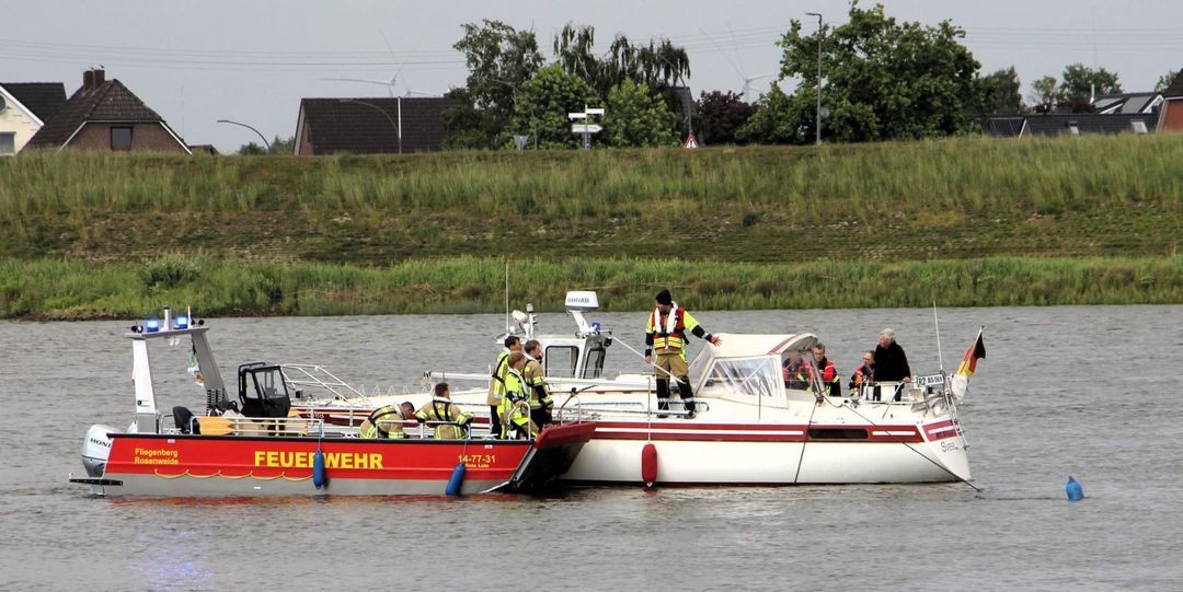 Einsatz auf der Elbe: Feuerwehr muss Segelyacht aus Fischernetz befreien