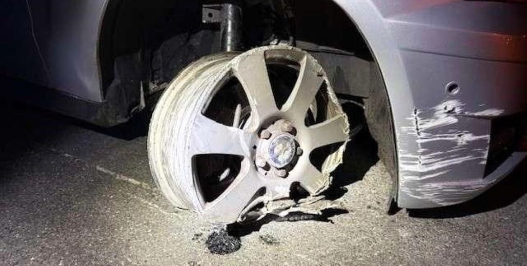 Funkenschlag wie im Action-Film: Mann baut Unfall und fährt auf der Felge weiter