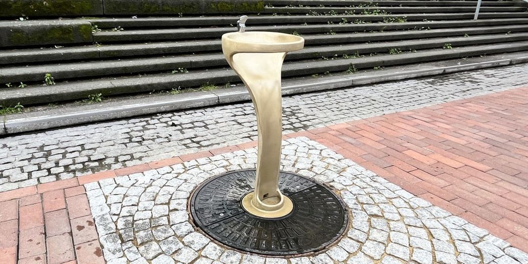 Kostenlose Erfrischung: Am Seeveplatz sprudelt wieder der Trinkwasserbrunnen