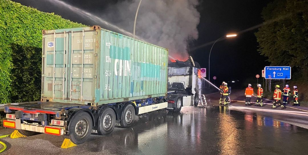  Brennender Lkw auf der Raststätte Harburger Berge: Großeinsatz für die Feuerwehr