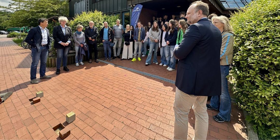Gegen das Vergessen: Zwei neue Stolpersteine in Meckelfeld verlegt