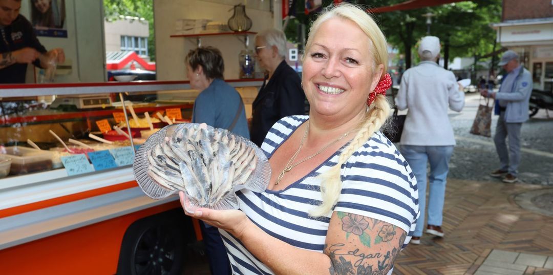 Wochenmarkt: Heute beginnt bei Anuschka Blockhaus die Matjes-Saison