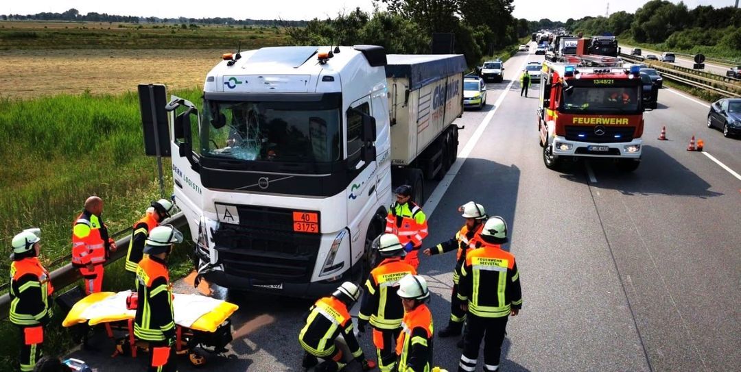 Lkw-Unfall auf der A1: Feuerwehr muss ausgelaufene Betriebsstoffe abstreuen