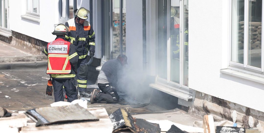 Brand bei Dacharbeiten: Feuerwehreinsatz auf dem Dach der Bücherhalle
