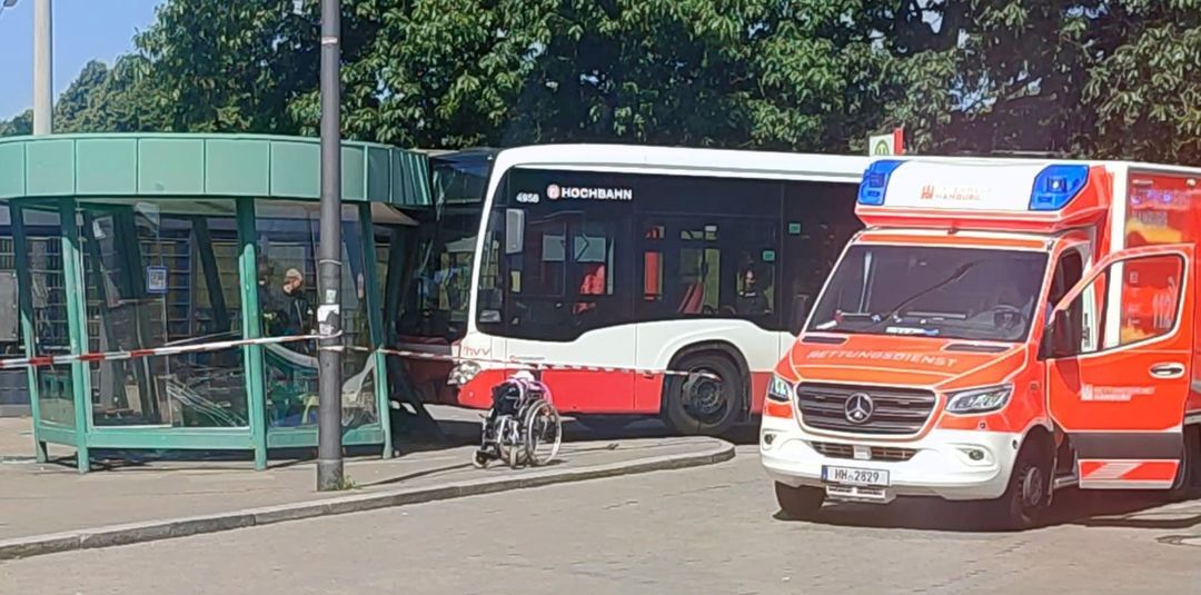 Bus fährt in Wartehaus am Bahnhof Veddel: Rollstuhlfahrerin verletzt