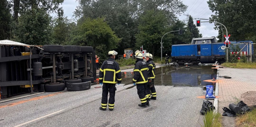 Lkw rammt Lok in Wilhelmsburg: 20.000 Liter Speiseöl laufen auf die Straße
