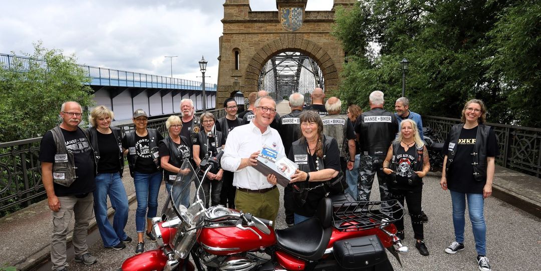  3200 Euro für krebskranke Kinder: Bilder-Galerie vom Charity-Ride an der Elbbrücke