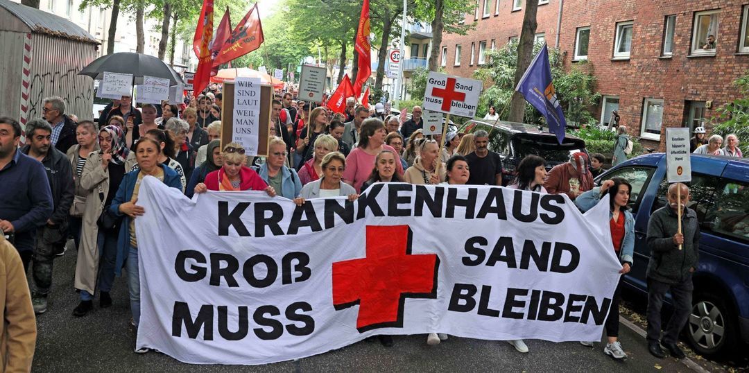 - Am Dienstagabend demonstrierten in Wilhelmsburg rund 500 Menschen gegen die Schließung der Notaufnahme des Krankenhauses Groß Sand. Foto: Lenthe-Medien/Reimer
