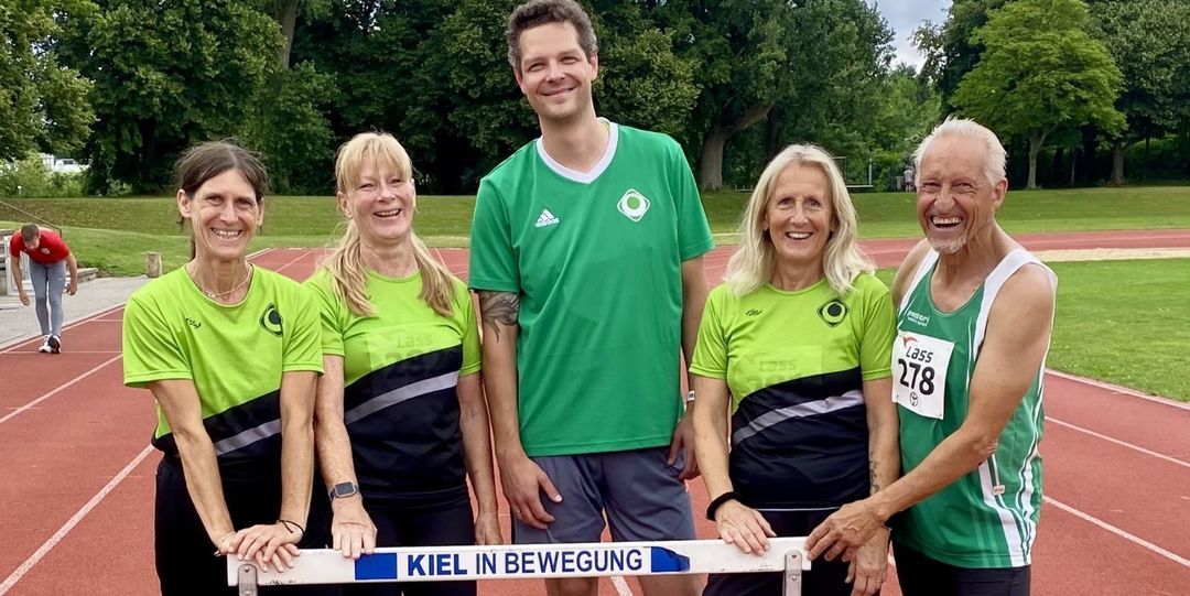 Erfolge bei den Masters: Tanja Hecht (v.l.), Beate Lenzing, Lukas Nordbeck, Wiebke und Heinz Basedam. Foto: privat