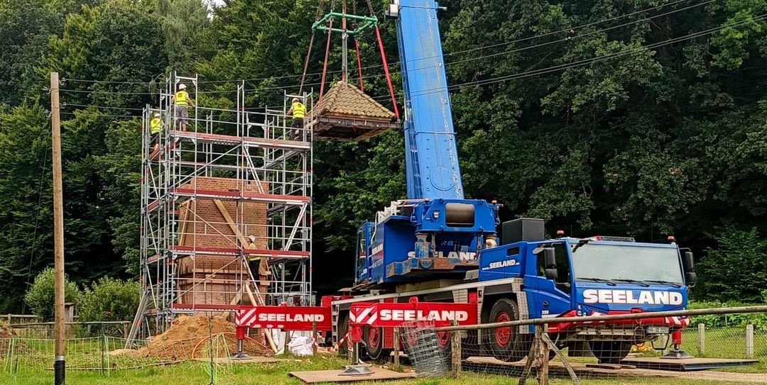 Historischer Trafoturm auf Reisen: In zwei Tagen von Ashausen zum Kiekeberg