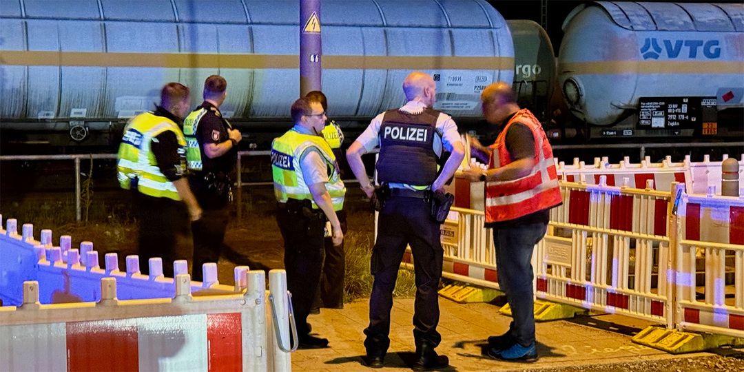 Polizisten am Einsatzort in Heimfeld. Foto: Lenthe-Medien