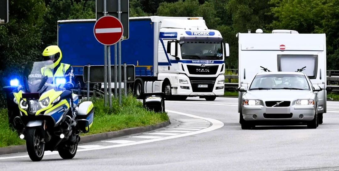 Polizei kontrolliert Urlauber und Wacken-Besucher an Raststätte Harburger Berge