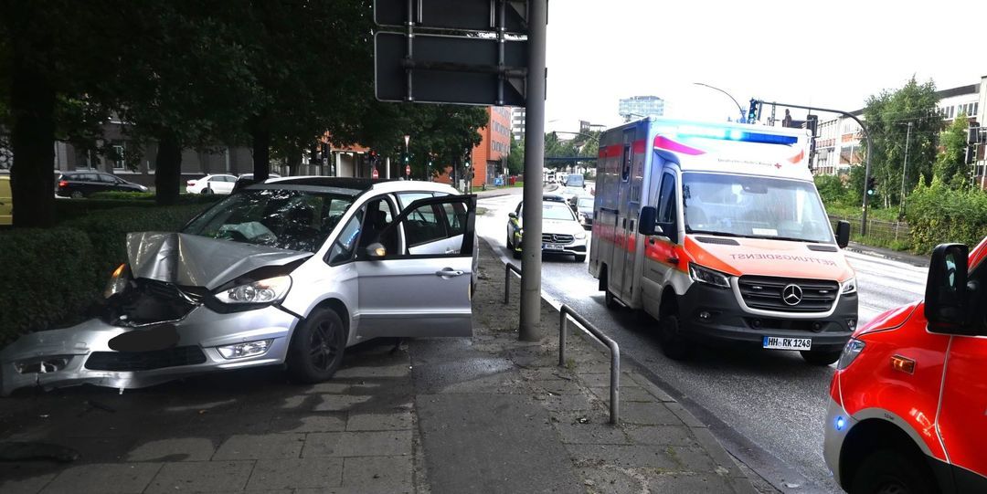 Verkehrsunfall auf der Buxtehuder Straße: Technischer Defekt führt zu Totalschaden