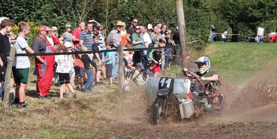 Ein Dorf und seine knatternden Kisten: Seit 33 Jahren finden in Emsen Duo-Rennen statt