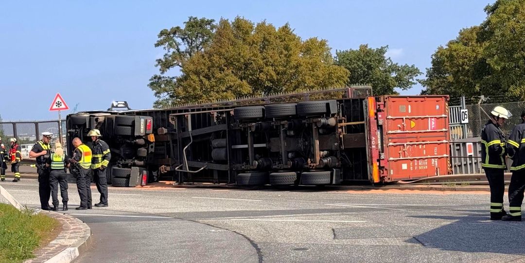 Sattelschlepper am Reiherdamm umgekippt: Fahrer schwer verletzt