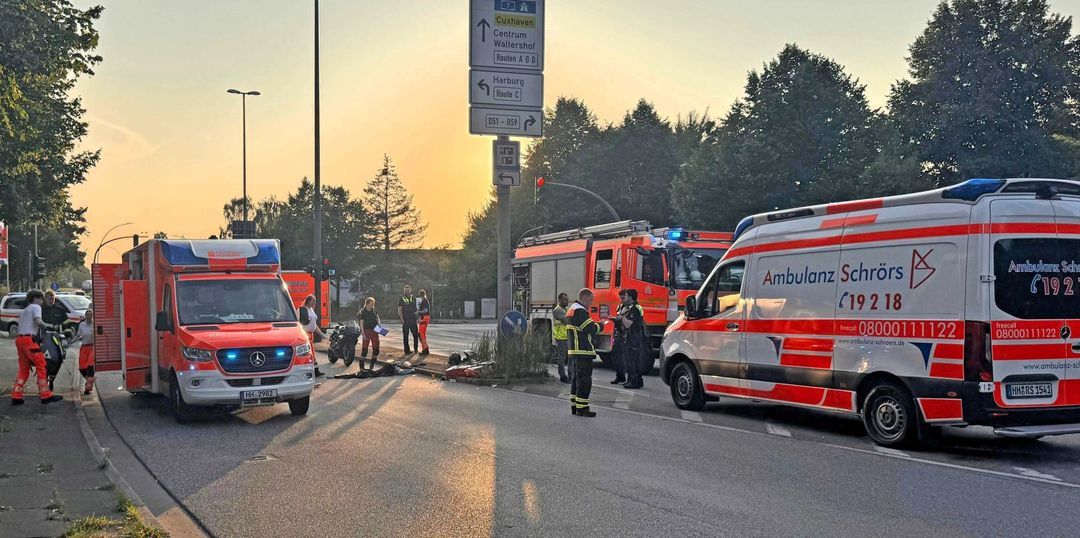 Motorrad kollidiert mit Lkw: 22-jährige Fahrerin schwer verletzt