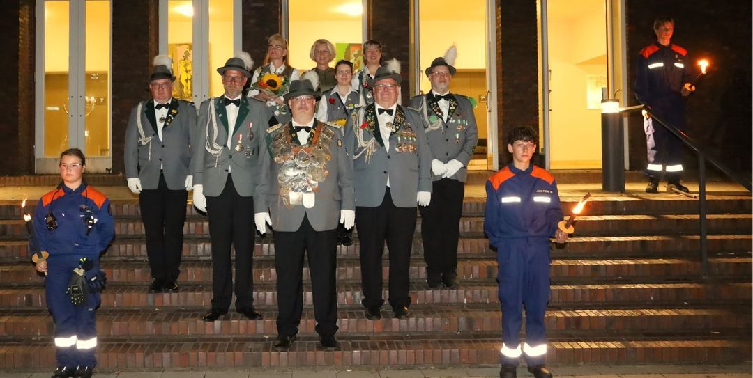 Fackelschein und Gänsehaut in Heimfeld: Großer Zapfenstreich für König Niels Kreller