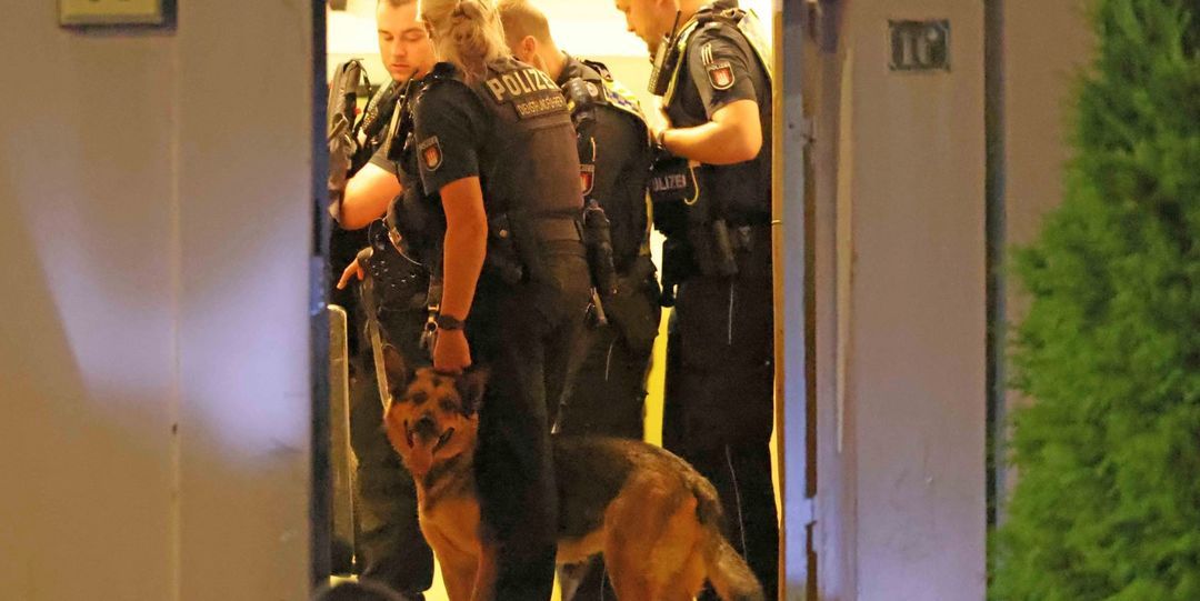 Bewaffnet mit Äxten und Schwertern: Polizei verhindert Schlägerei von Großfamilien