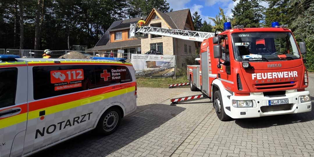 Einsatz für die Drehleiter: Feuerwehr rettet verletzten Handwerker auf Baustelle