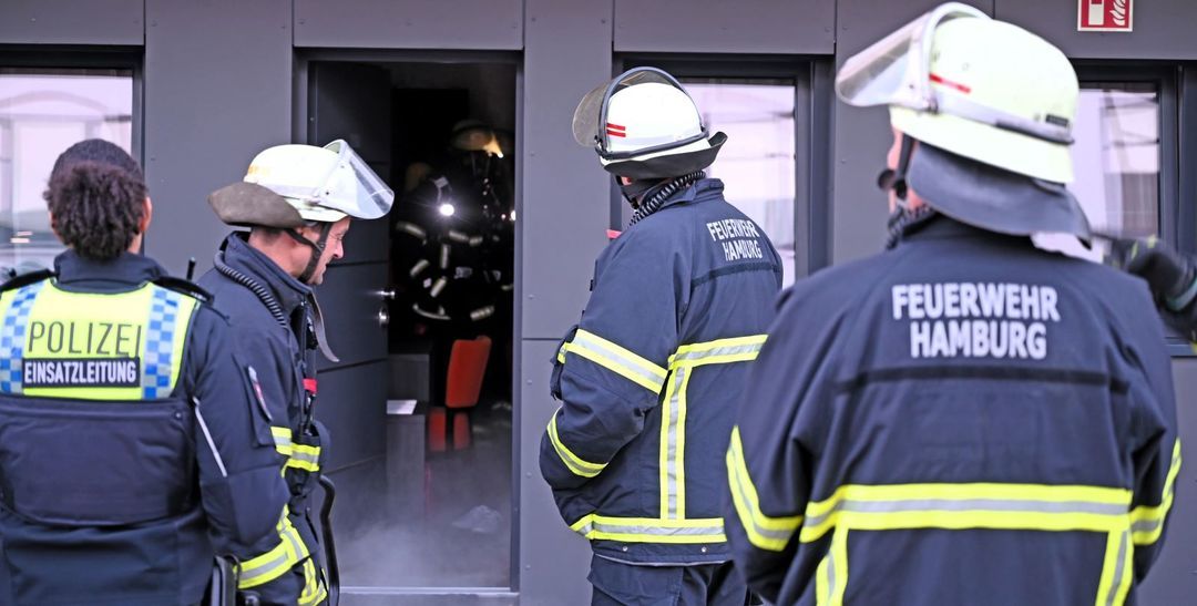 Beim Eintreffen der Feuerwehr war das Gebäude bereits stark verraucht, alle Bewohner hatten ihre Zimmer jedoch rechtzeitig verlassen und blieben unverletzt.