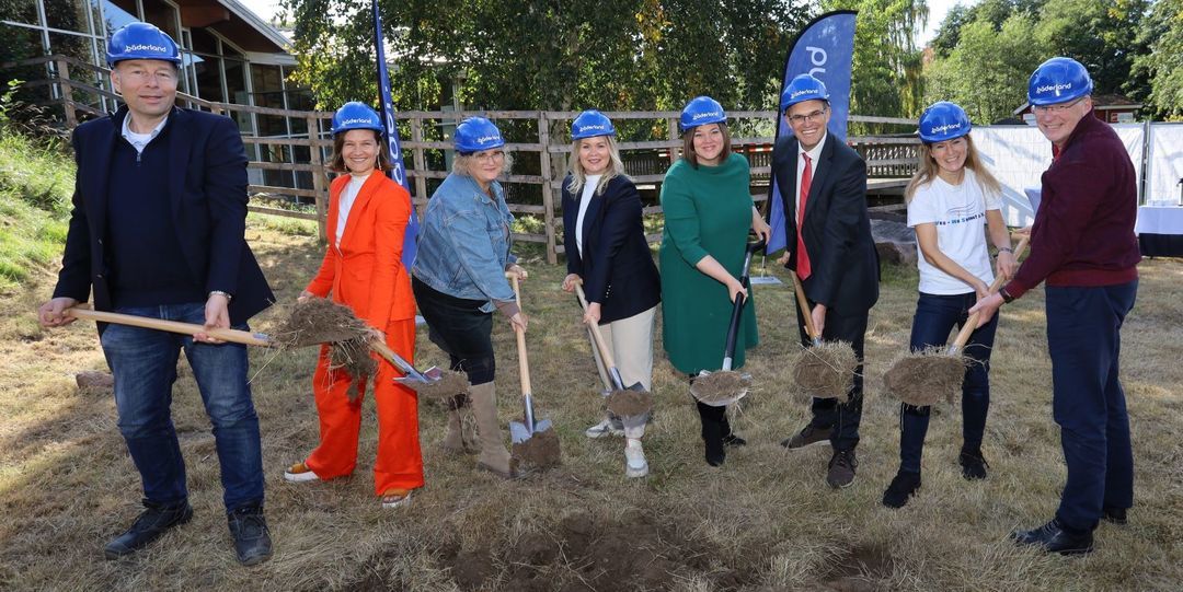 Erster Spatenstich für Umbau und Erweiterung: Christian Bär (v.l., Architekt) Katharina Eckert (Architektin), Karin Keizl (Projektleiterin Bäderland), Susan Zetzmann (Geschäftsführerin Bäderland), Umweltsenatorin Katharina Fegebank , Christian Carstensen (Bezirksamtsleiter), Juliane Eisele (Yes, We Swim e.V.) und Michael Schumann (1. Vorsitzender Hamburger Schwimmverband). Foto: Christian Bittcher