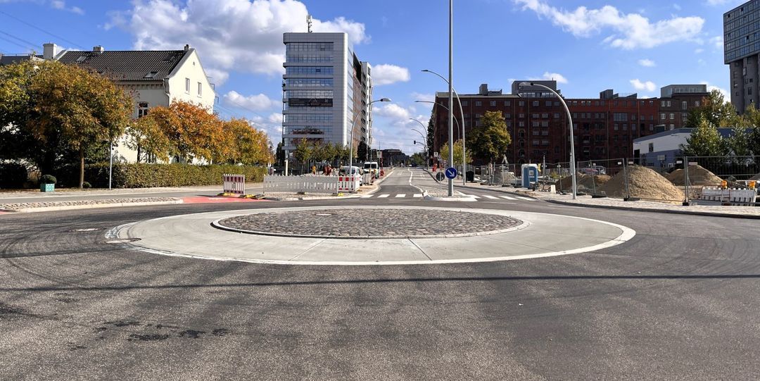 Hier geht’s jetzt rund: Neuer Kreisel im Binnenhafen ist schon fertig